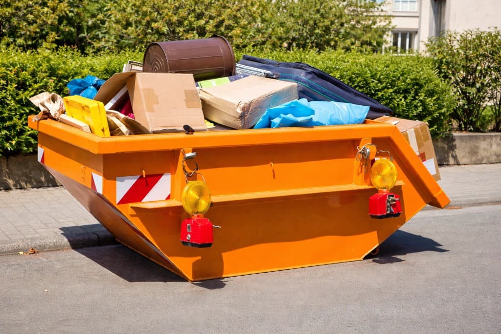 Entsorgungscontainer mit Sperrmüll – Räumung und fachgerechte Entsorgung